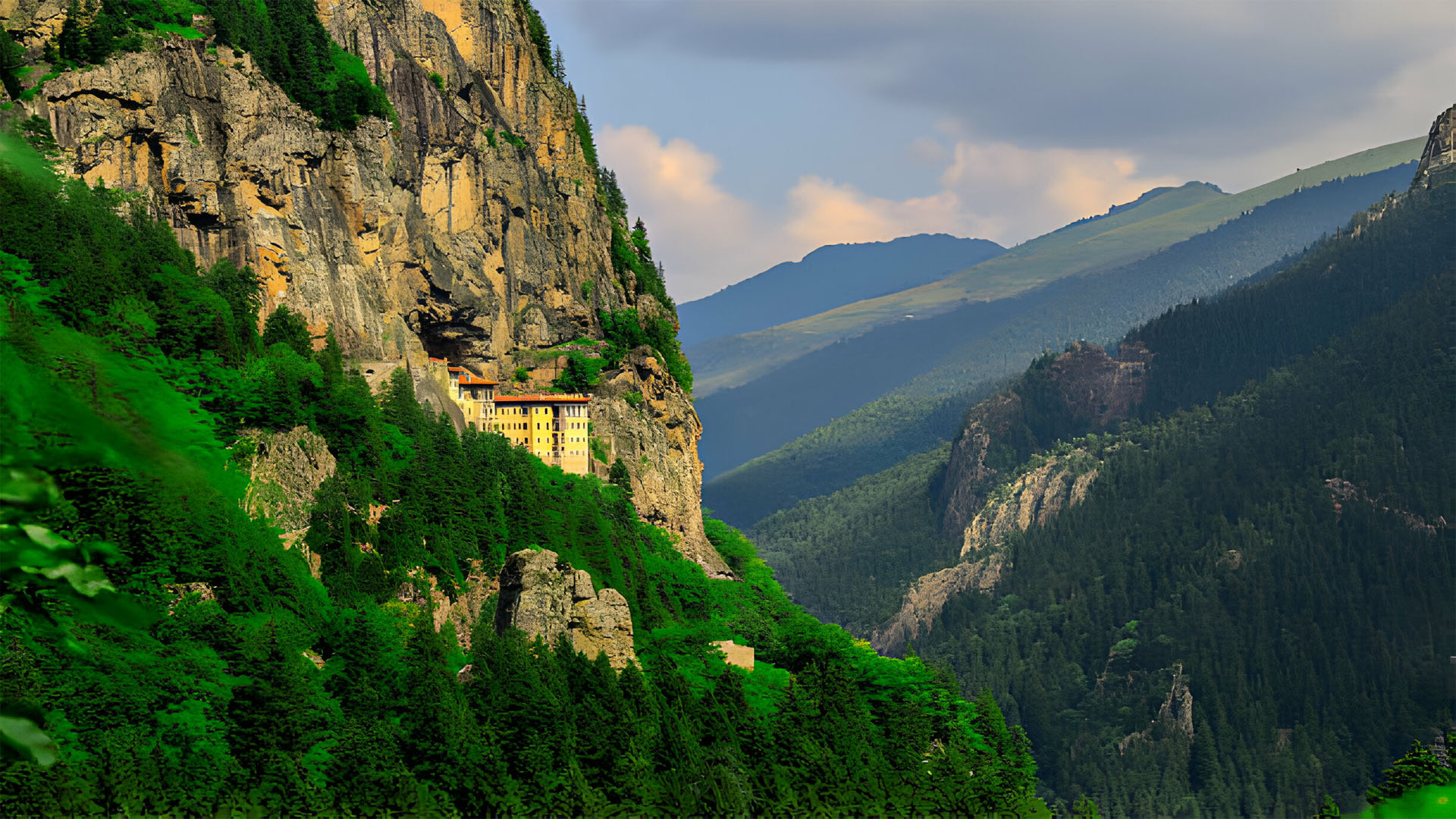 Sümela Manastırı, Trabzon'un Maçka İlçeside Bulunur