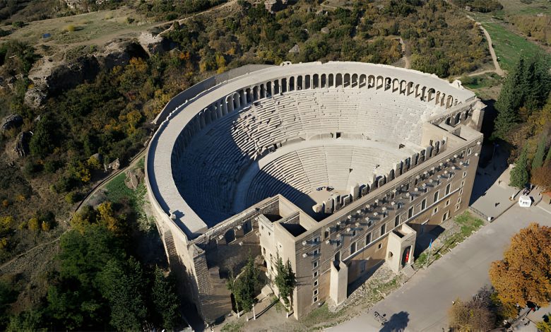 Aspendos'u gezmek, tarihle iç içe bir yolculuk demek.