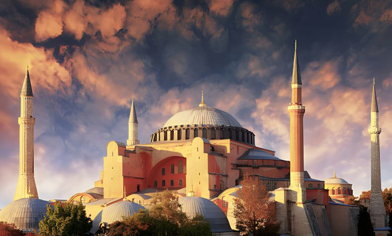 Ayasofya, İstanbul'un en büyüleyici yapılarından biri olarak dikkat çekiyor.