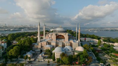Ayasofya, dünyanın dört bir yanından milyonlarca turisti kendine çeken, İstanbul'un en önemli tarihi yapılarından biridir.