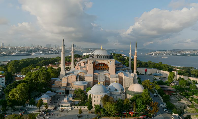 Ayasofya, dünyanın dört bir yanından milyonlarca turisti kendine çeken, İstanbul'un en önemli tarihi yapılarından biridir.