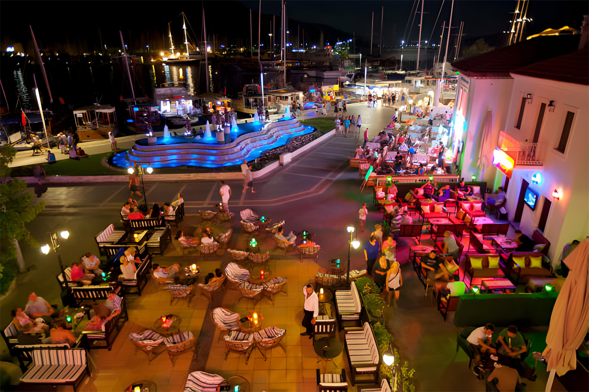 Marmaris, canlı gece hayatıyla ünlüdür.